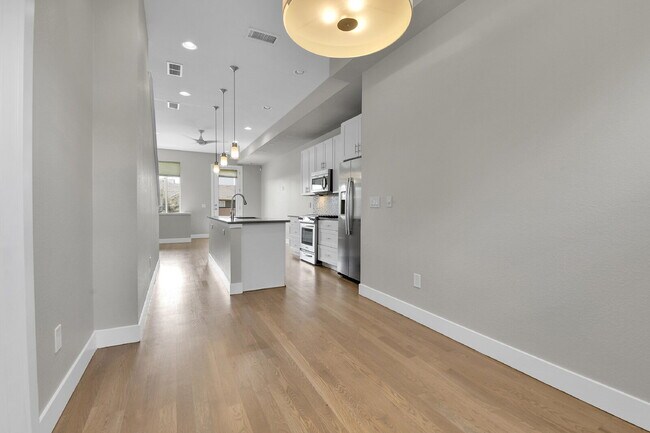 Building Photo - $3,200 - 2 Bed/2.5-bathroom Townhome in De...