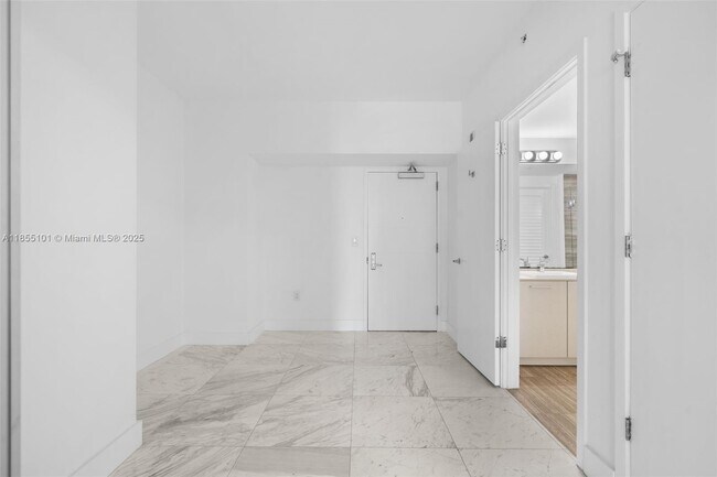 Building Photo - 1010 Brickell Ave