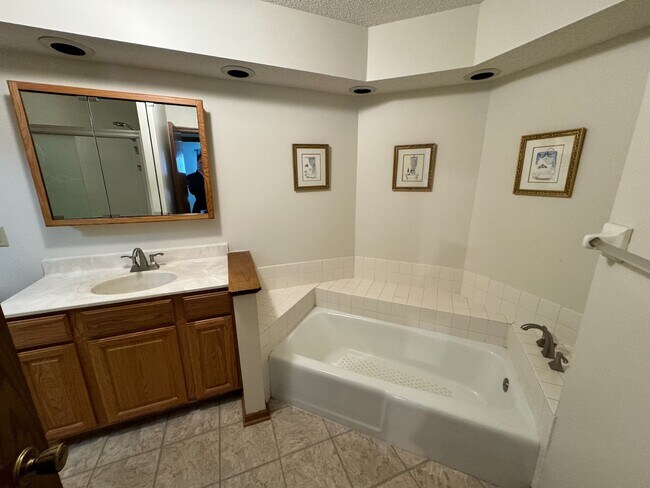 Building Photo - Beautiful 3 bedroom townhome in Maplewood.