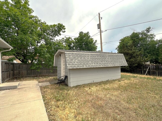 Building Photo - 431 S Victor Way