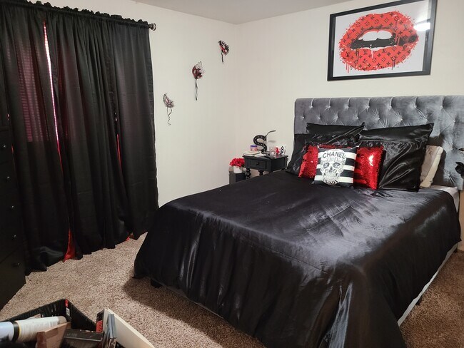 Bed 2 - 951 9th St