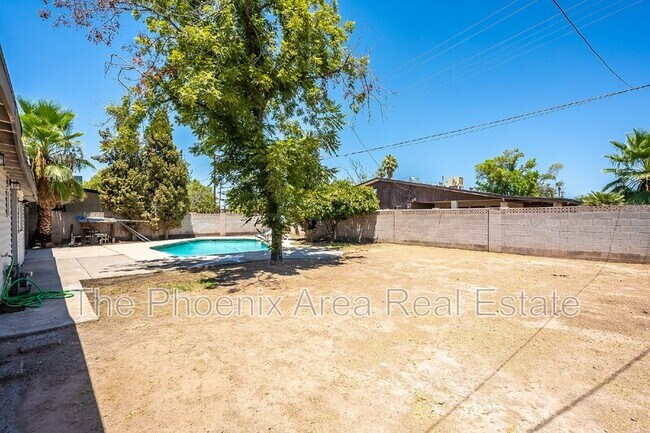 Building Photo - 522 E Balboa Dr