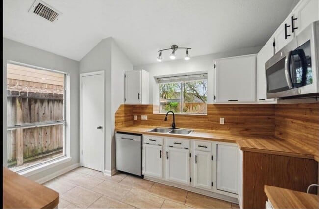 Building Photo - 14403 Wandering Wood Dr