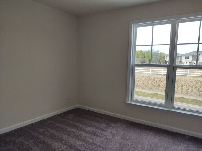 Building Photo - Enchanting Townhome located in the Pringle...