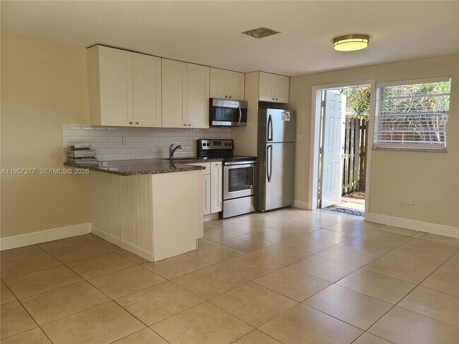 Building Photo - 127 NW 13th Ave