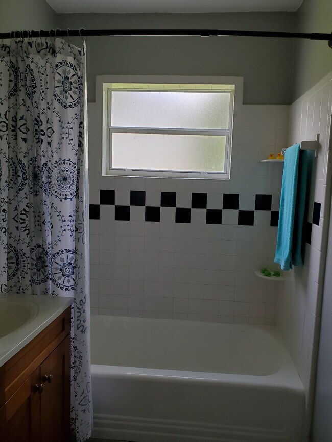 Building Photo - Walk to Lake Hollingsworth...Available Now