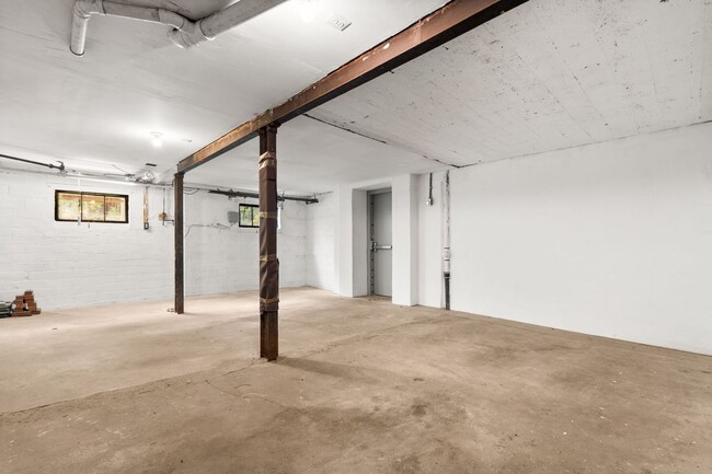 Building Photo - 3 Bed 3.5 Bath - Chevy Chase Colonial - Mo...