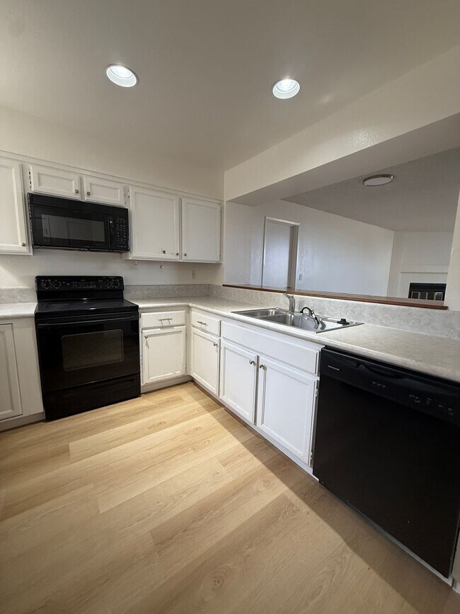 Building Photo - Mariners Landing Waterfront 1 Bed / 1 Bath Condo in Gated Community – Near Vallejo Ferry Building