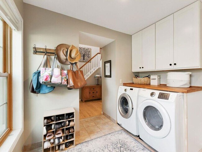 Building Photo - *Short term lease!* Spacious Like-New 2-Story with Office, Fireplace, Sunroom, Gourmet Kitchen & ...