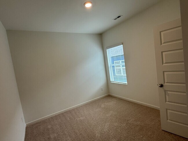 Building Photo - Springville Schools One Level 4 Bedroom / 3 Bathroom/ 3 Car Garage