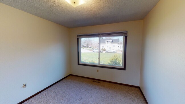 Building Photo - 2 Bedroom Duplex Available August 1st, 2026