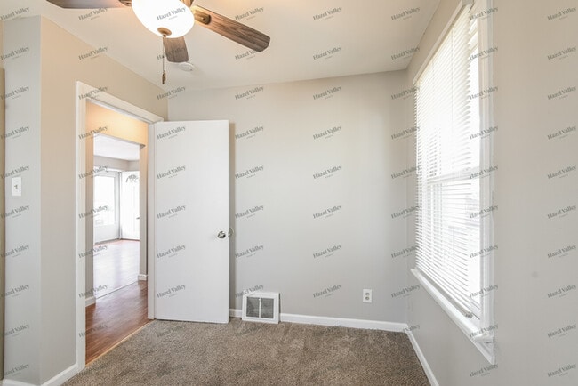 Building Photo - 335 De Smet Dr