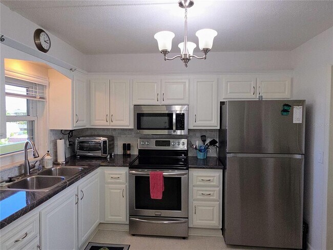 Building Photo - 4550 Cove Cir