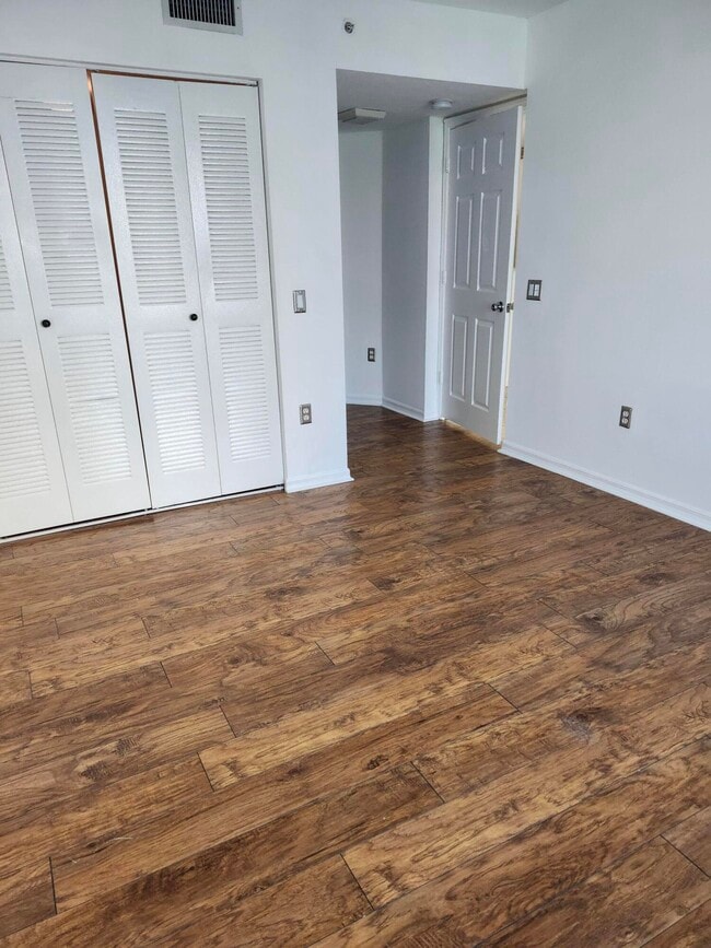 Building Photo - 802 Villa Cir