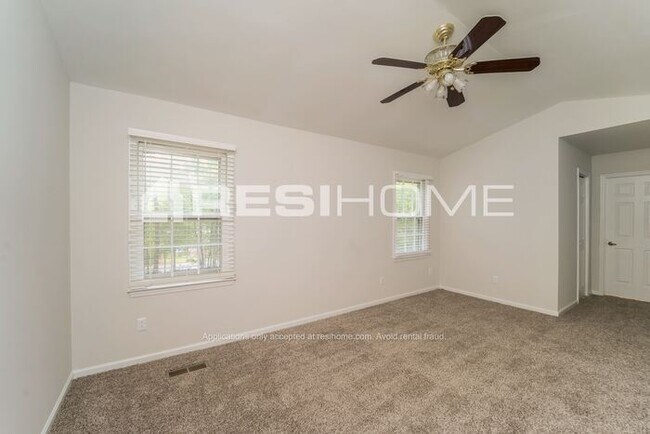 Building Photo - "Welcome Home! Get 1 month FREE RENT when ...