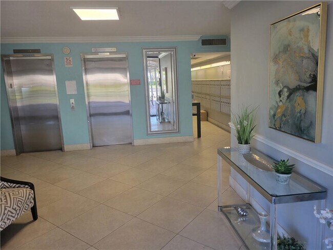 Building Photo - 3050 N Palm Aire Dr