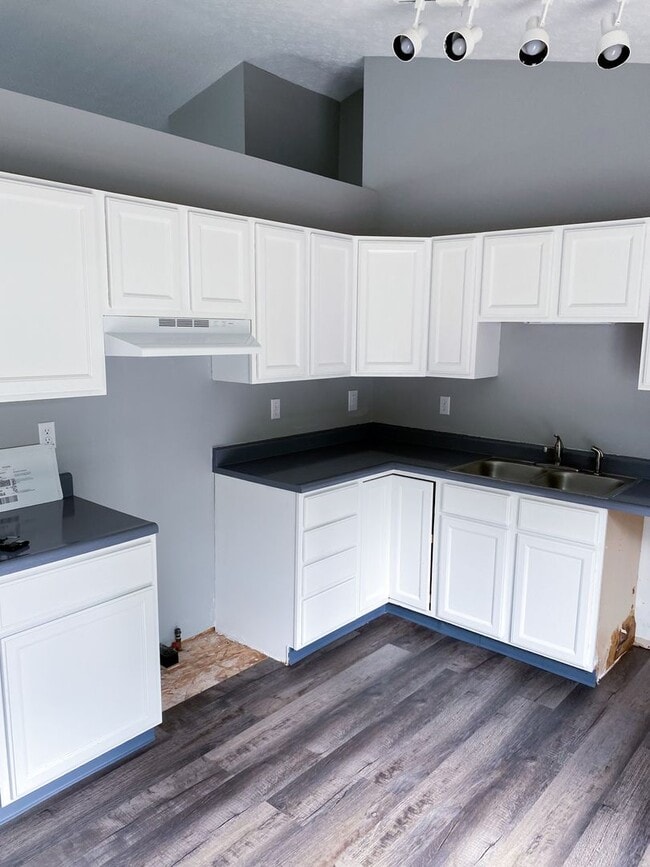 Building Photo - Beautifully Updated Home with Finished Low...