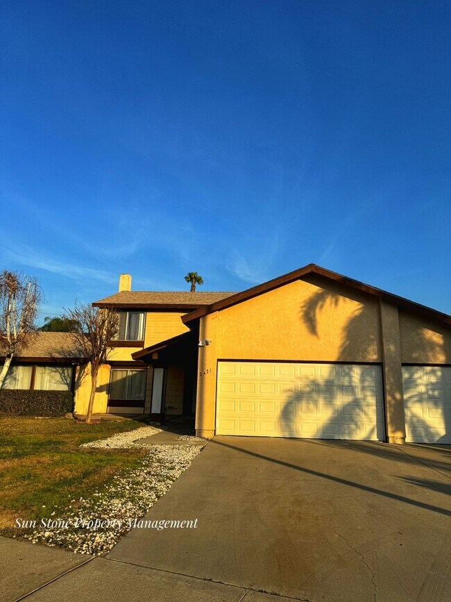 Building Photo - House in Ontario
