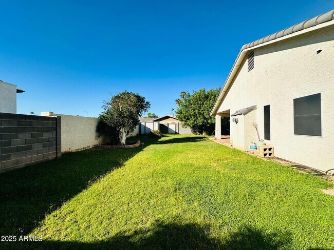 Building Photo - 2110 E Enrose Cir