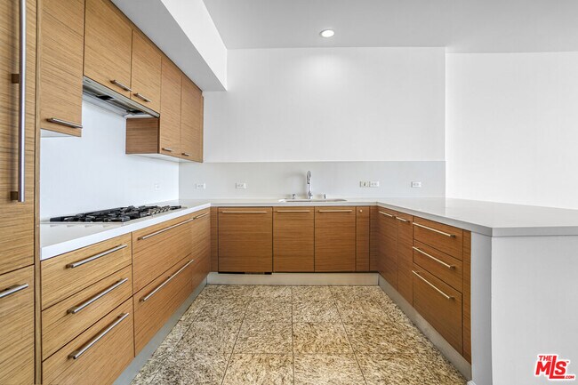 Building Photo - 900 W Olympic Blvd