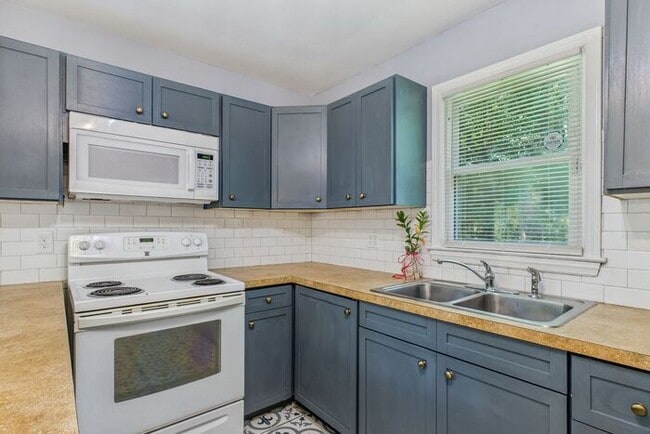 Building Photo - Charming Ranch Home with Bonus Studio & Ou...