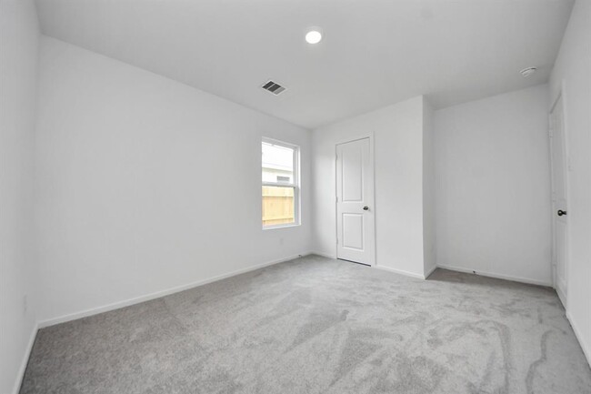 Building Photo - 18036 le gotte