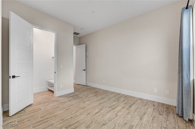 Building Photo - 3395 Stone View Ave