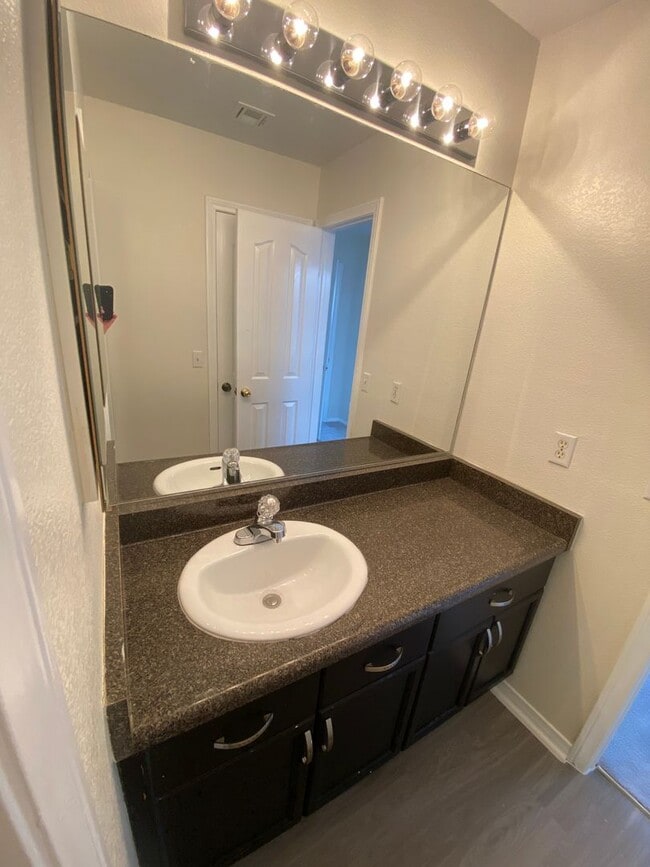 Building Photo - 2 Story, 3 bedroom, 2.5 bathroom home in Silverado Ranch