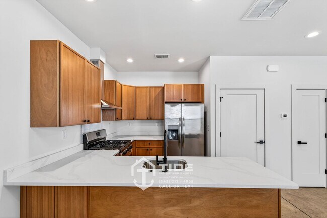 Building Photo - Modern Living Minutes from Park Circle