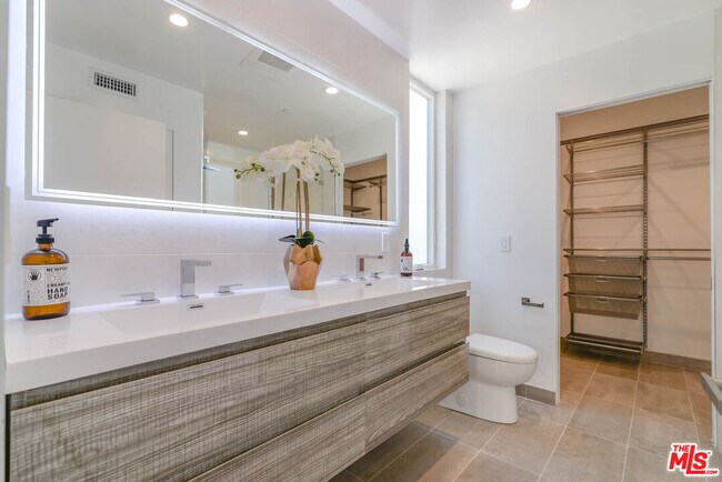 Building Photo - 1214 N Sycamore Ave