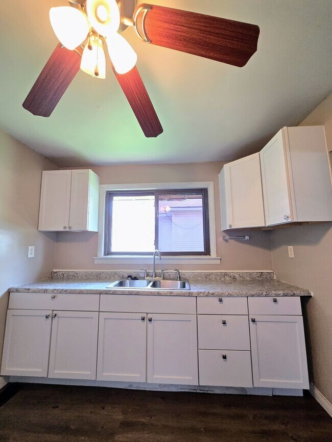 Building Photo - 2 bedroom 1 bath