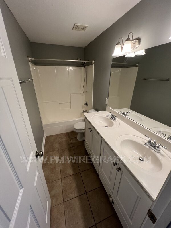 Building Photo - 267 Maree Dr