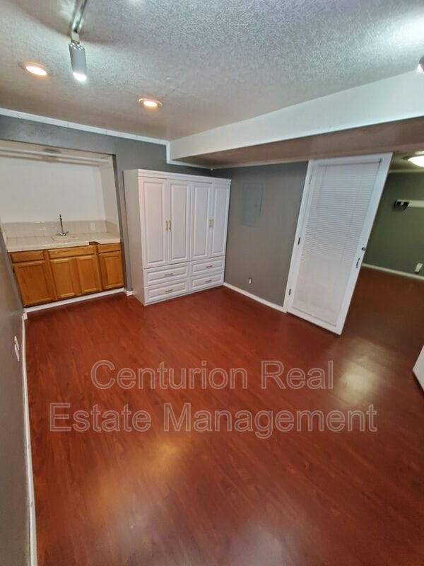 Building Photo - 869 Meadowlawn Dr SE