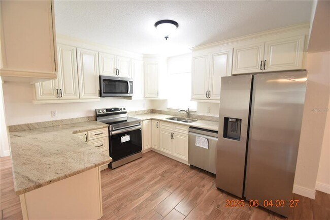 Building Photo - 417 Country Club Dr
