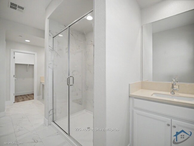 Building Photo - 225 Houret Dr