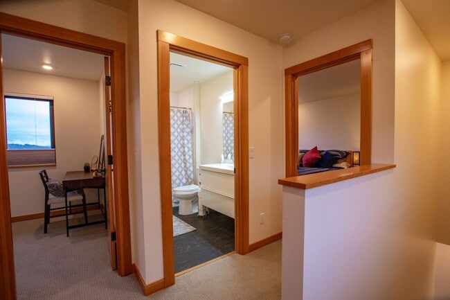 Building Photo - Stunning Holmes Harbor Home and Pet Friendly!