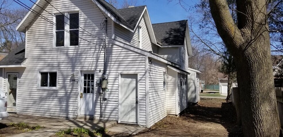 Building Photo - 209 W Cherry St