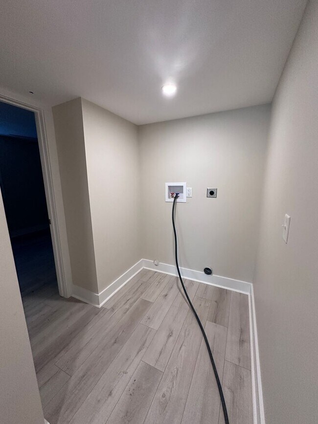 Building Photo - 824 E High St