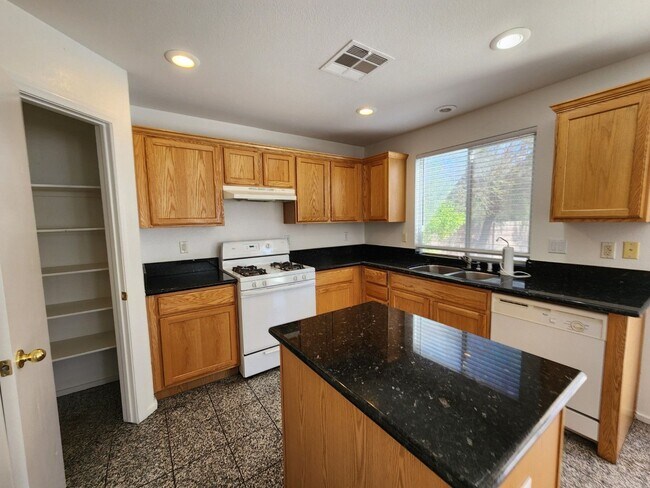 Building Photo - Stunning Five Bedroom home in Shadow Hills.