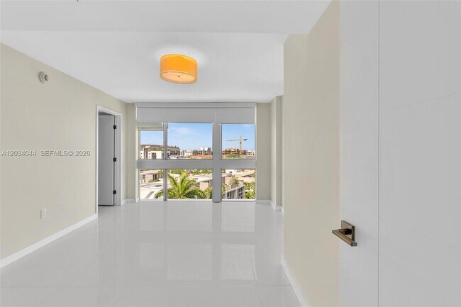 Building Photo - 9901 E Bay Harbor Dr