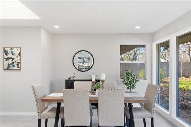 Building Photo - "Spacious 3-Bed, 2-Bath Gem with 2,155 Sq. Ft. on University Drive in Arlington, TX!"