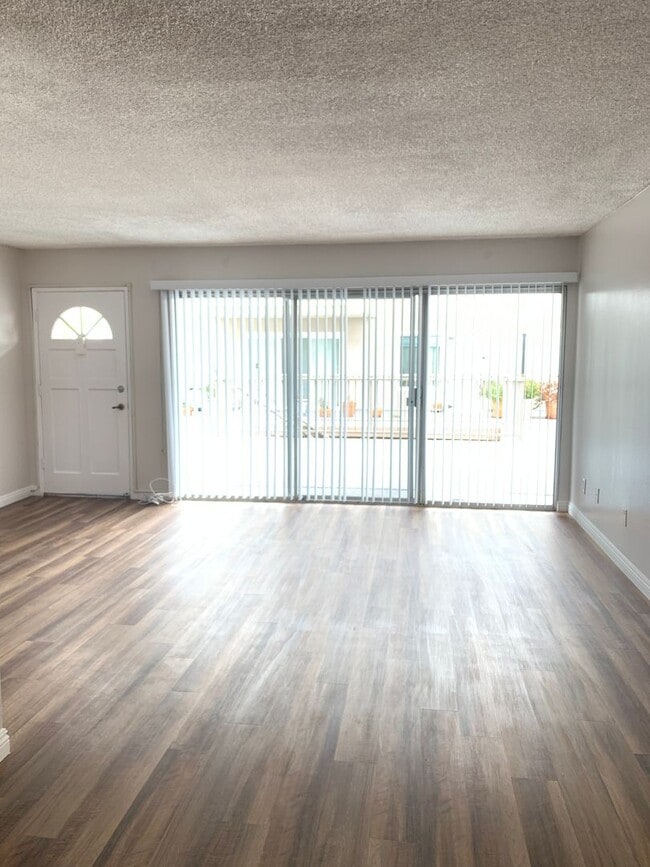 Building Photo - 2 Bedroom 2 Bath Condo with Pool and Hot T...