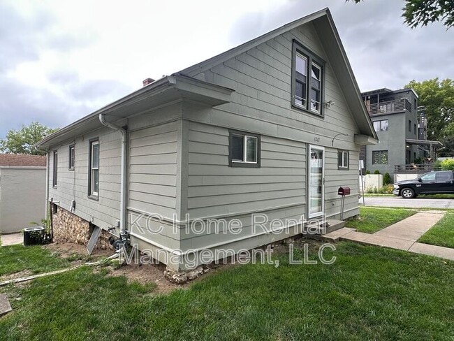 Building Photo - 1217 W 47th St