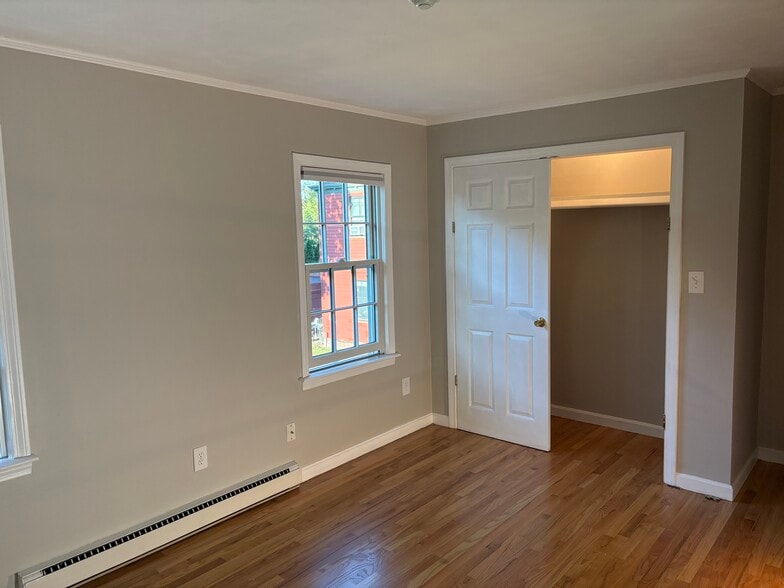 Large Bedroom - 175 Pine St