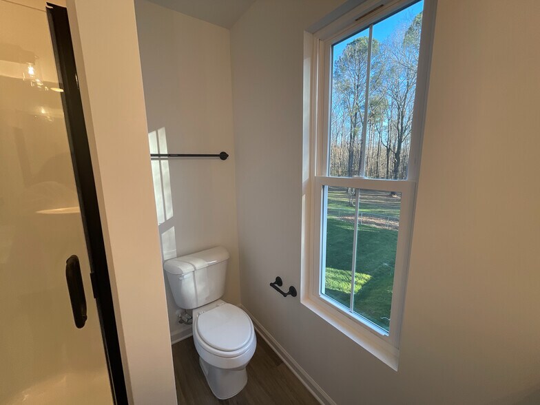 Building Photo - Room in House on Maplewood Dr