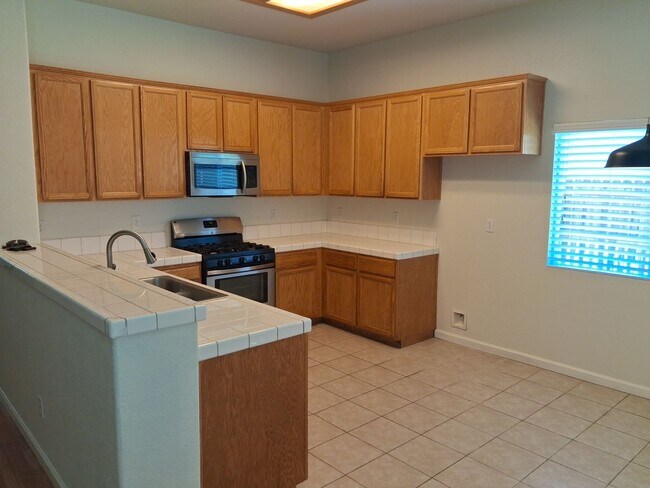 Building Photo - 3 Bedroom 2 Bath in a Gated Community - Available now