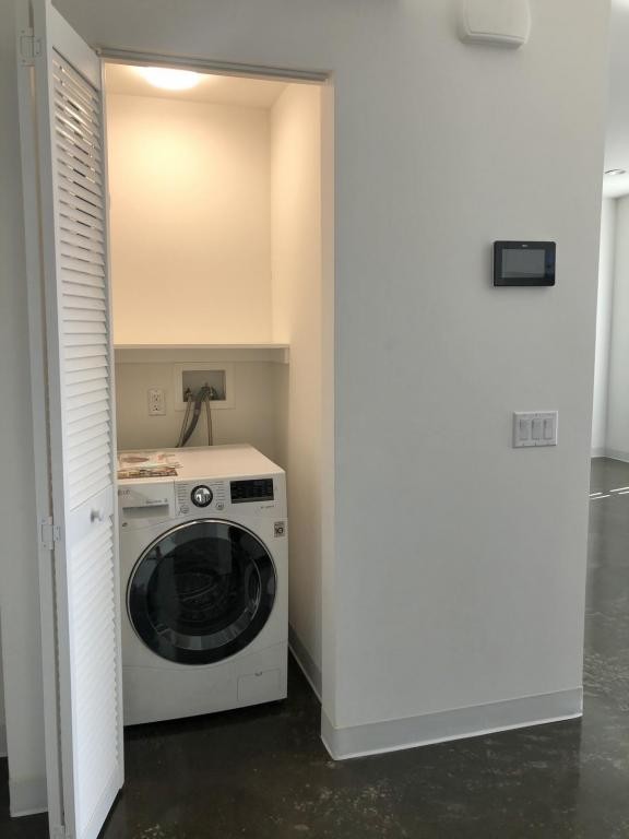 Building Photo - 3953 First Ave #204