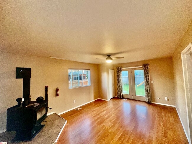 Building Photo - Check out the private fenced backyard!