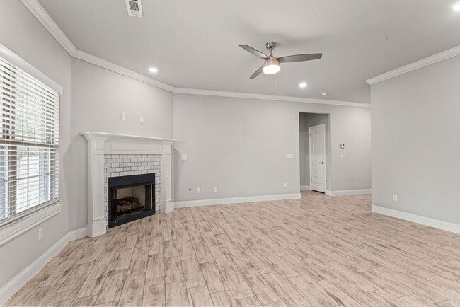Building Photo - 2302 S Aspen St