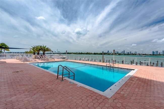 Building Photo - 1228 West Ave